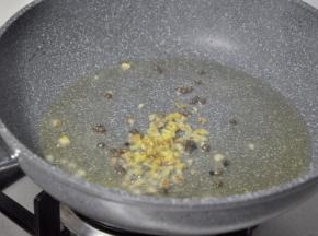 倒入姜末。