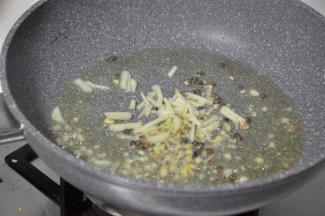 倒入蒜末。