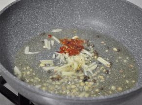 倒入少量泡椒炒香，因为小朋友不吃辣，所以放的比较少，自己吃可以多放一些。