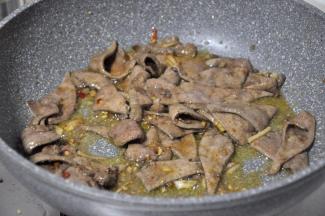 大火，快速翻炒几下，保持食材鲜度的最好方法就是缩短烹饪时间。