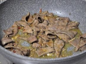 大火，快速翻炒几下，保持食材鲜度的最好方法就是缩短烹饪时间。