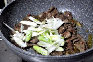 倒入大葱段，翻炒几下即可起锅。