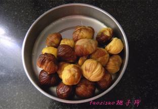 将板栗剥去外皮；