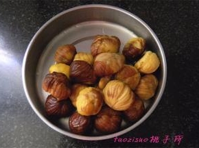 将板栗剥去外皮；