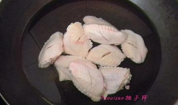 将鸡翅中划一刀，放入水中焯烫一下；