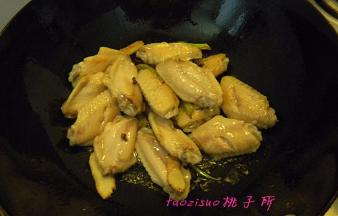 倒入焯好的鸡翅煸炒至略上色；