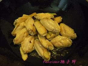 倒入焯好的鸡翅煸炒至略上色；