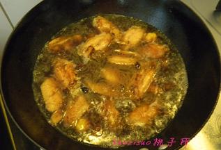 放入料酒、蚝油、红烧酱油、冰糖煸炒后，倒入热水（水的量要一次加够）、板栗，烧至鸡翅8成熟时放入食盐调味，将鸡翅、板栗烧熟即可。