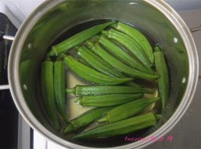 在煮锅里放入水，水热后放入少许的食盐，倒入秋葵焯烫一下；