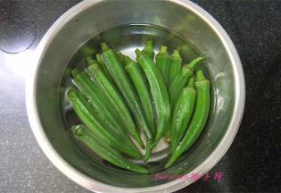 待秋葵变色，变成深绿色后立刻捞出来，放在凉水里；