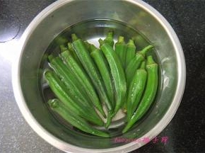 待秋葵变色，变成深绿色后立刻捞出来，放在凉水里；