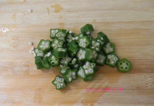 将过凉的秋葵控干水份切去根部，切圆片；