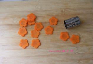 将胡萝卜切薄片后，再用切花工具切出花瓣形状；
