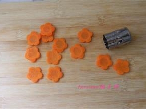将胡萝卜切薄片后，再用切花工具切出花瓣形状；