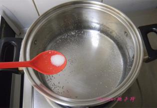 在煮锅里放入水，再放入少许的食盐；