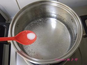 在煮锅里放入水，再放入少许的食盐；