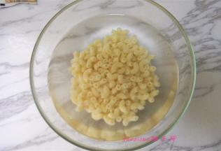 待意面煮透没有硬心时捞出来放到凉水里过凉；