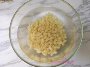 待意面煮透没有硬心时捞出来放到凉水里过凉；
