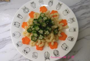 再放上秋葵片；