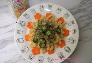 淋上丘比焙煎沙拉汁，吃的时候拌匀即可。