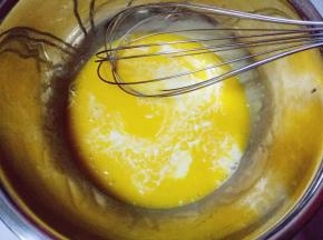 先做蛋黄糊，蛋黄用手动打蛋器打散，加入牛奶继续打均匀至看不到牛奶。