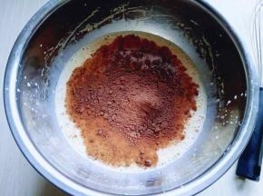 加入可可粉，用硅胶铲翻拌均匀，看不到可可干粉。