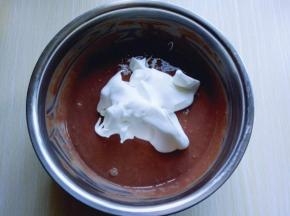 用硅胶刀取三分之的蛋白放入可可蛋黄糊容易中，翻拌均匀(切记手法，不要划算搅拌，以免消泡) 从底下往上翻拌，手法要轻。