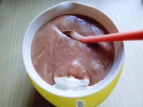 最后将可可蛋黄糊倒入蛋白霜的容器中，继续翻拌的手法，直至看不到蛋白霜即可。