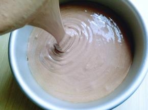 拌好的蛋糕糊，细腻光滑，饱满，倒入蛋糕模具中。