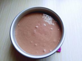 将蛋糕模具，从上往下摔模具，震出气泡。(可以多摔几次)