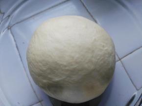 取出面团后揉圆，置于干爽的容器内盖保鲜常温发酵，