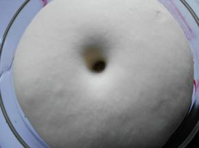 面团发酵至2倍大，戳洞后轻微回缩即可，需时约60分钟；