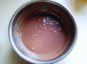 这样可可蛋黄糊就做好了，放在旁边备用。(面糊提起打蛋器轻松顺滑的滴落下去，且无干粉。)