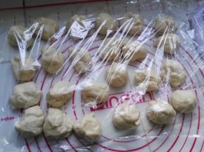 取出面团，简单排气后等分成24份