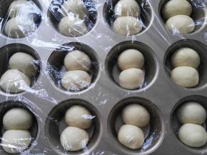 分别搓圆，然后2份为1组放置于模具圆格内