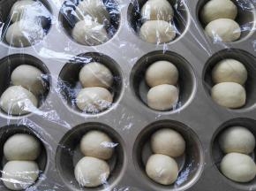 分别搓圆，然后2份为1组放置于模具圆格内