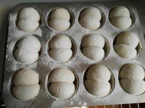 取出后在表面筛薄薄的一层高粉