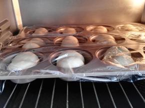 盖保鲜膜，置于烤箱内38°发酵至差不多2倍大，需时约25分钟