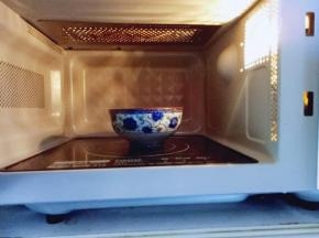 蜂蜜放入微波炉，叮5秒。