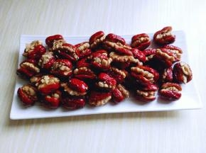 依次做完的红枣夹核桃。