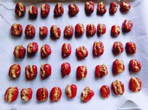 整齐的摆放在垫有油纸的烤盘中。