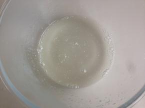 先做馅料，碗里装入糖，加入水，拌至糖溶化。加入玉米油，乳化好