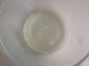 先做馅料，碗里装入糖，加入水，拌至糖溶化。加入玉米油，乳化好