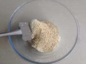 拌均匀后倒入芝麻，拌好