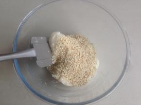 拌均匀后倒入芝麻，拌好