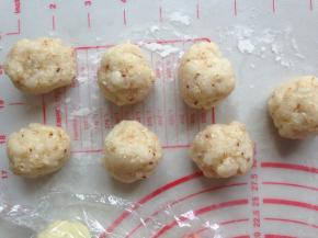 分成7份，搓圆，盖保鲜膜备用