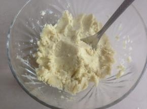 隔水蒸几分钟，蒸熟后，用汤匙压成红薯泥