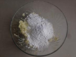 倒入糯米粉和面粉