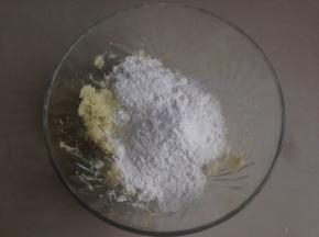 倒入糯米粉和面粉