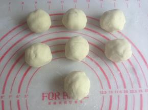 加入水，和成光滑的面团，水量一点点加入，不要一下子加太多水，配方里的水量仅供参考，不同红薯的含水量不同。分成均等7份，搓圆